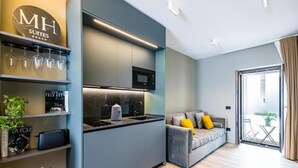 Junior Suite, 1 Queen Bed with Sofa bed, City View 105 | Private kitchen | Coffee/tea maker, mini-fridge - MH SUITES PLEBISCITO (Naples)