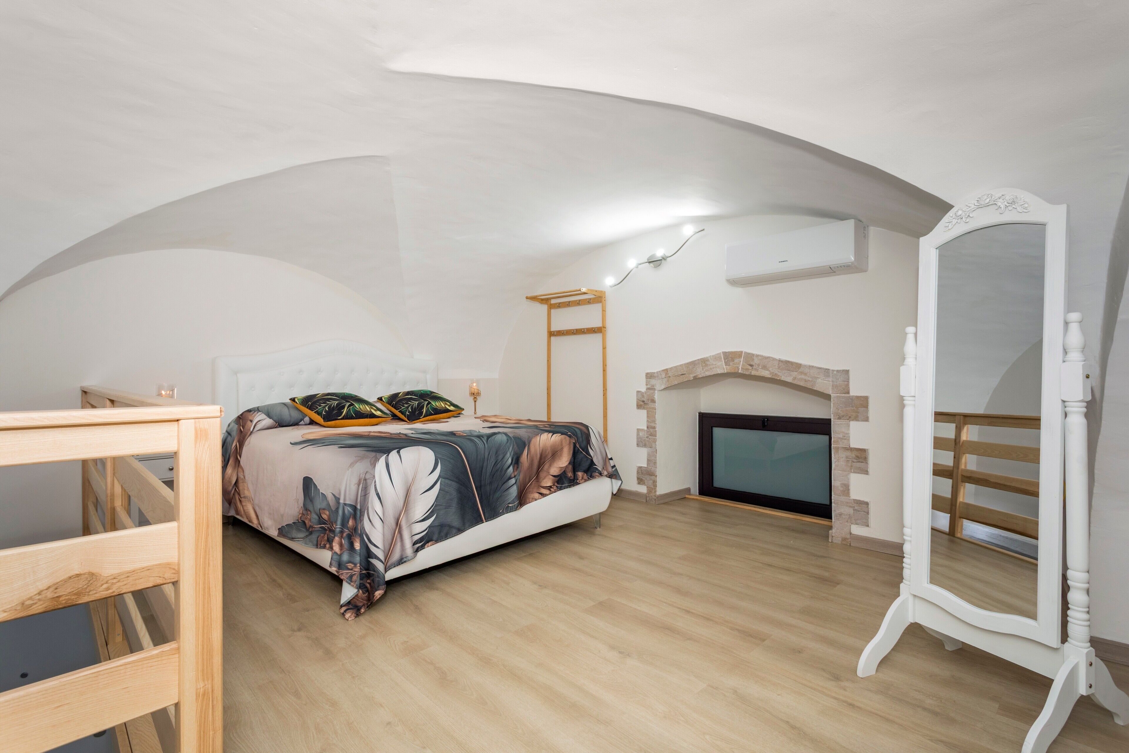 Soundproofing, iron/ironing board, WiFi, bed sheets