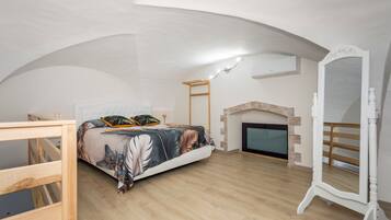 Soundproofing, iron/ironing board, WiFi, bed sheets