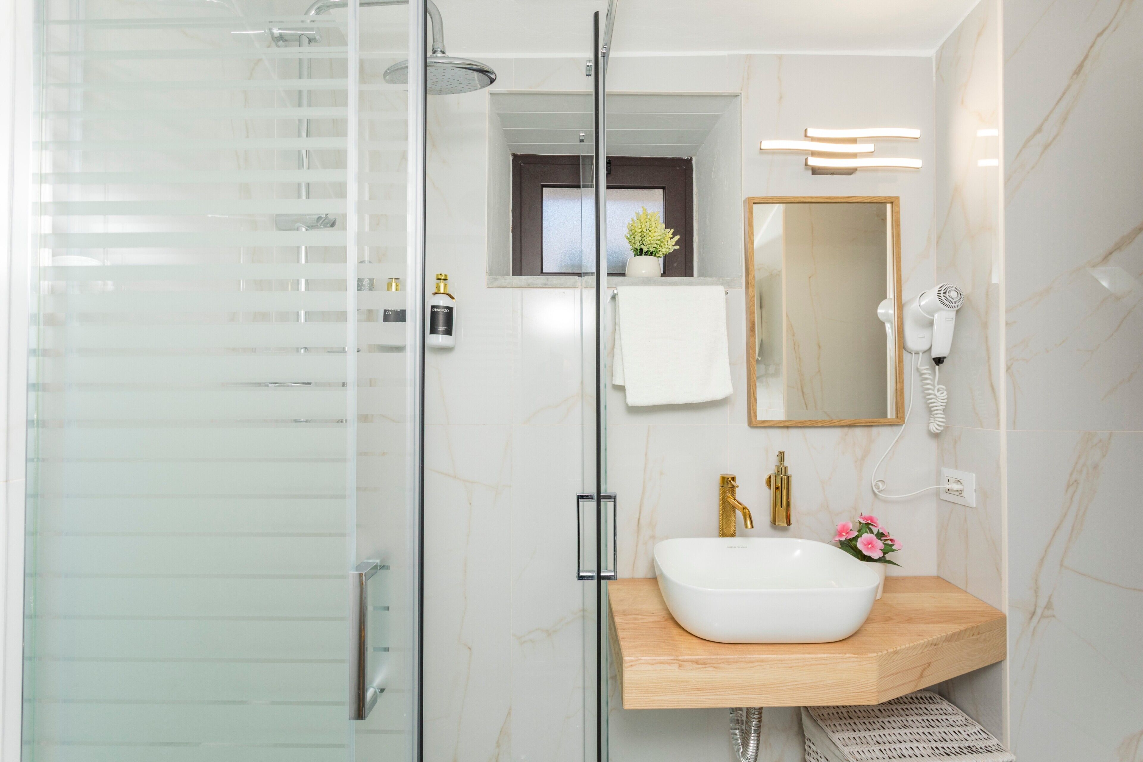 Dusch, gratis toalettartiklar, hårtork och handdukar