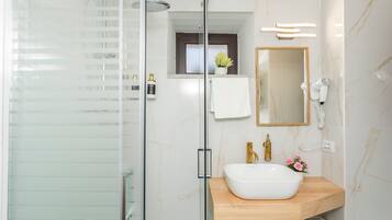 Dusch, gratis toalettartiklar, hårtork och handdukar