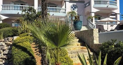 Private Bedroom in a Luxurious Villa, Budens