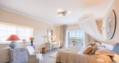 Private Bedroom in a Luxurious Villa, Budens