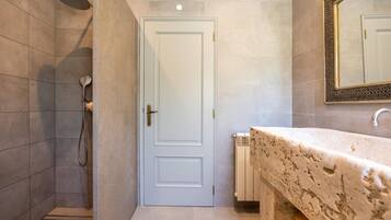 Villa | Bathroom