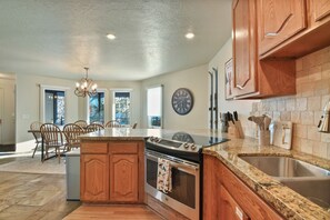 Jääkaappi, mikroaaltouuni, uuni, liesi