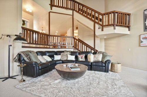 New Listing! Walk to Ski-in/Ski-out Access! Mountain Views! 2 Decks!