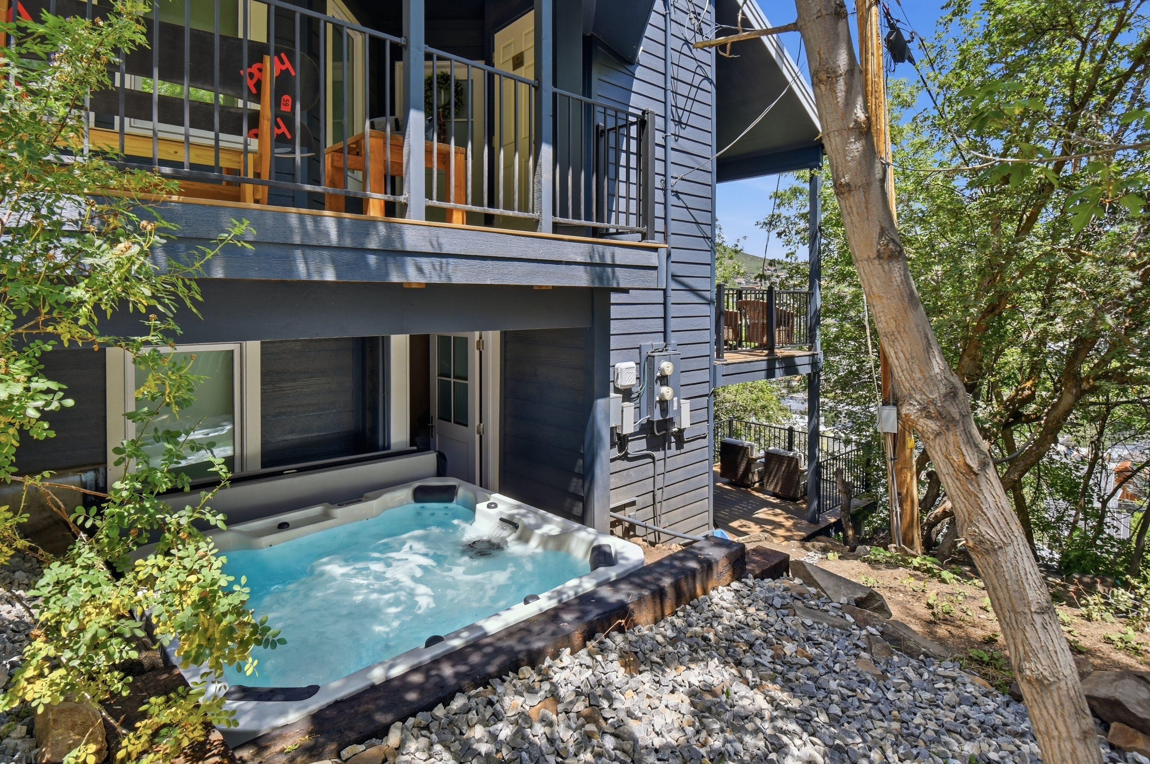 Une maison moderne dotée d’un jacuzzi et d’un balcon.