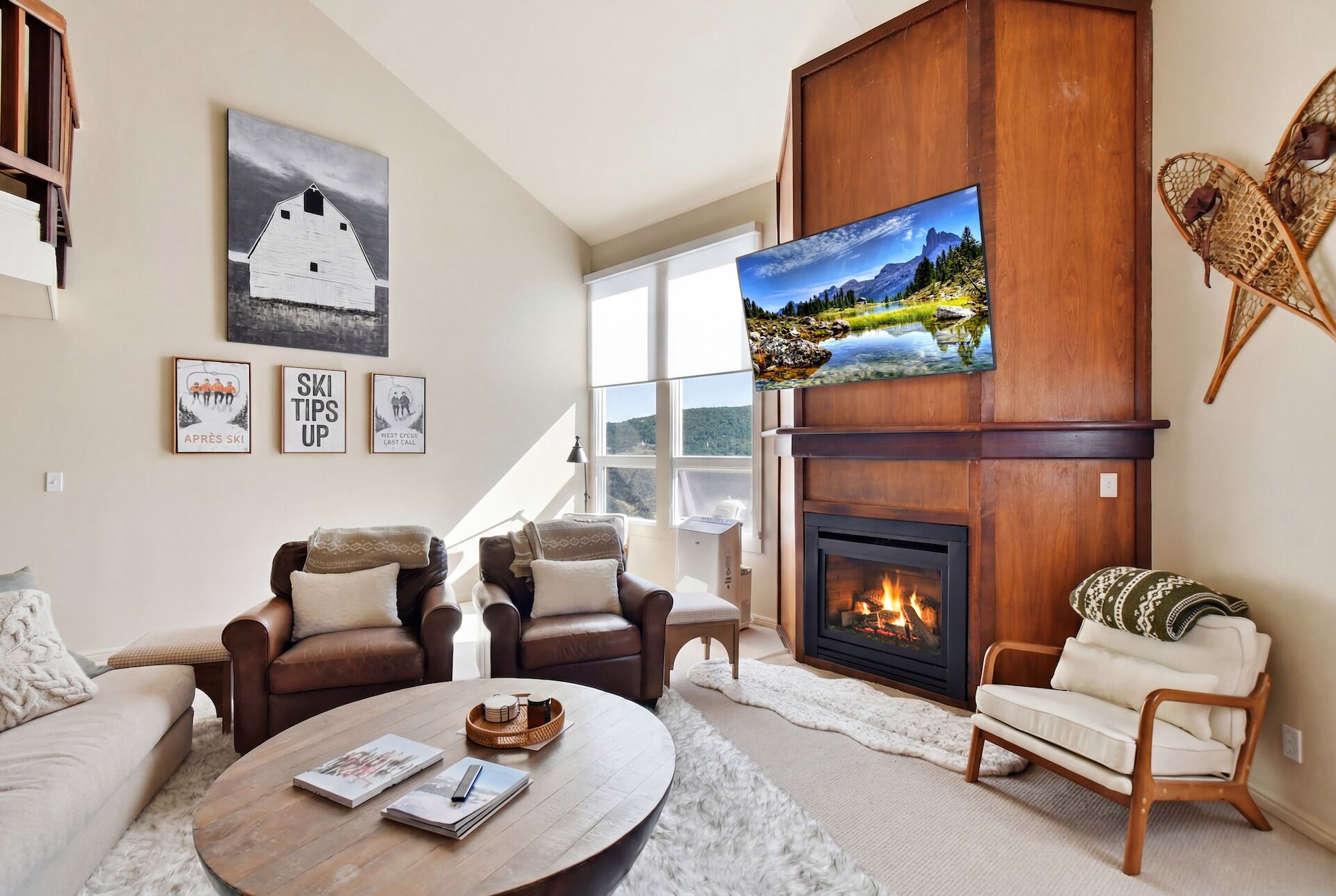 Smart TV, fireplace
