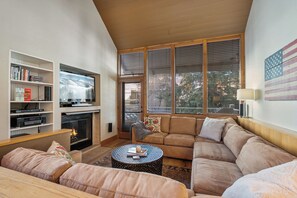 Smart TV, fireplace - Walk to the Ski Lifts! Hot Tub! Situated on a Golf Course! Grill! (Park City)