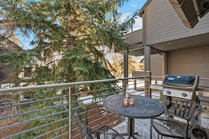 Outdoor dining - Walk to the Ski Lifts! Hot Tub! Situated on a Golf Course! Grill! (Park City)