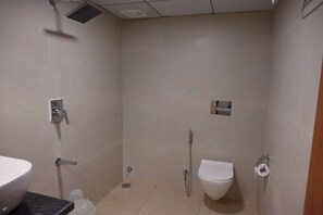 Shower, hair dryer, towels, soap - Visthara Elite (Bengaluru)