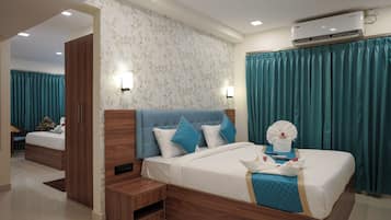 Familien-Doppelzimmer, Gartenblick | Zimmersafe, Schreibtisch, laptopgeeigneter Arbeitsplatz