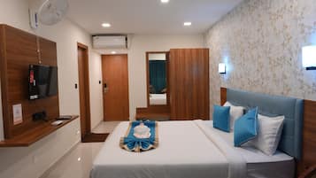 Quarto luxo, vista para a cidade | Cofres nos quartos, escrivaninha, espaço de trabalho para notebook