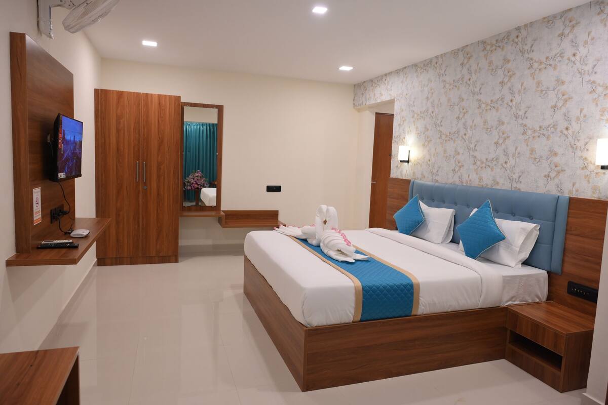 Comfort Suite, City View | In-room safe, desk, laptop workspace, blackout drapes