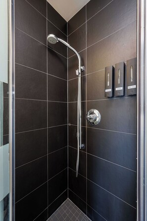 Bathroom - Lovely 3-bedroom hotel with Kitchen in vibrant Toronto (Toronto)