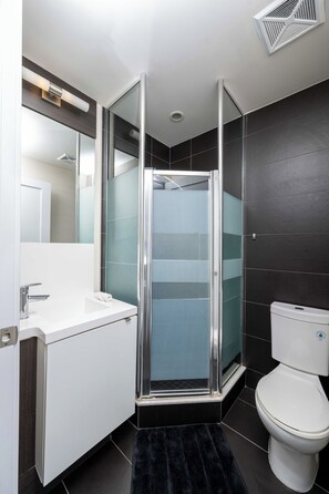 Bathroom - Lovely 3-bedroom hotel with Kitchen in vibrant Toronto (Toronto)