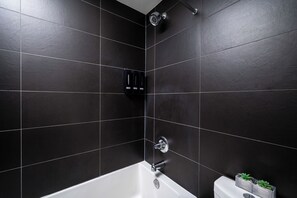Bathroom - Lovely 3-bedroom hotel with Kitchen in vibrant Toronto (Toronto)