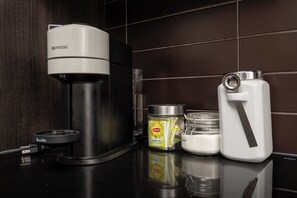 Coffee and/or coffee maker - Lovely 3-bedroom hotel with Kitchen in vibrant Toronto (Toronto)