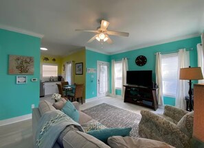 Smart TV, DVD player - Purple Parrot Paradise – Perfect Family Condo Near Beaches & Attractions (Pensacola)