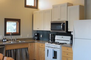 Køleskab, mikrobølgeovn, ovn, kogeplade