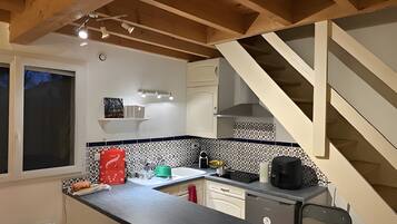 Réfrigérateur, micro-ondes, plaque de cuisson, cafetiÚre/bouilloire