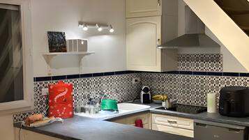 KylskÄp, mikrovÄgsugn, spishÀll och kaffe- och tebryggare