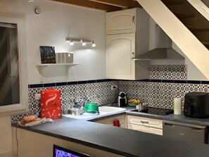Kylskåp, mikrovågsugn, spishäll och kaffe- och tebryggare