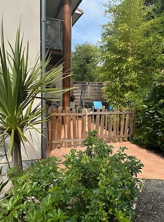 Unterkunftsgelände. 'Villa Léonidas' – Ruhige Lage in Léon – Conciergerieland