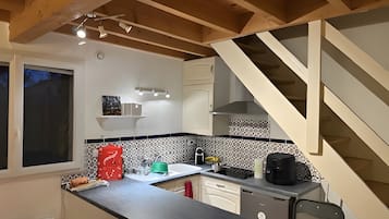 Kühlschrank, Mikrowelle, Herdplatte, Wasserkocher mit Kaffee-/Teezubehör