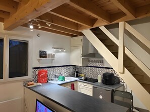 Kylskåp, mikrovågsugn, spishäll och kaffe- och tebryggare