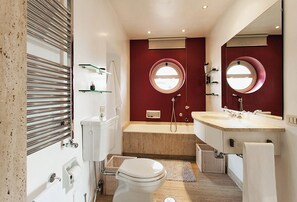 Shower, hair dryer, bidet, towels - Paradiso Penthouse - FromHometoRome (Roma)