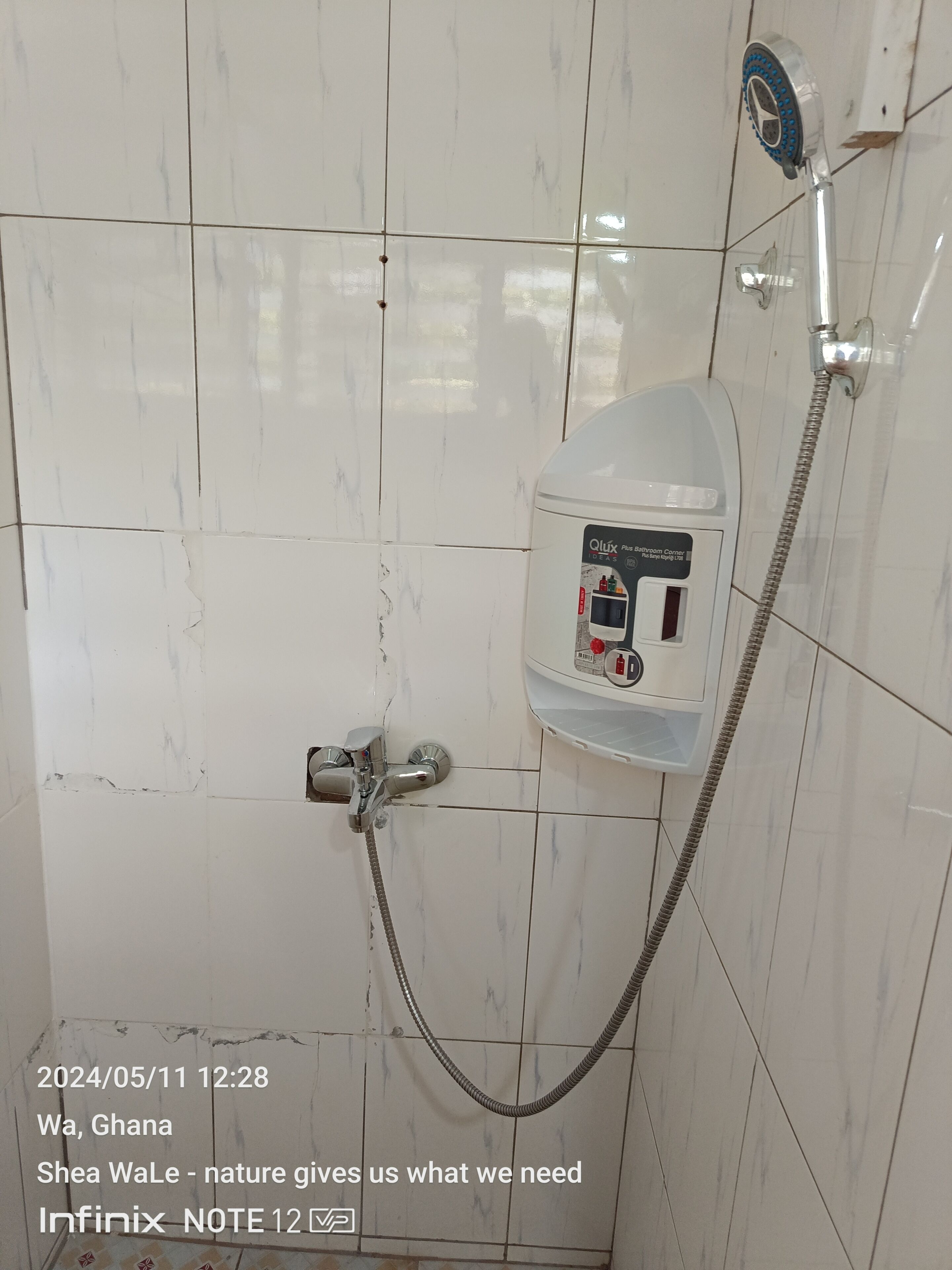 Douche, sèche-cheveux, bidet, serviettes fournies