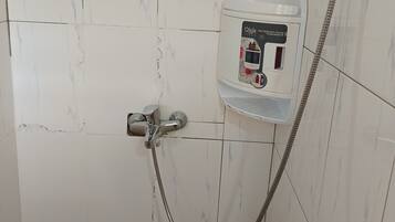 Douche, sèche-cheveux, bidet, serviettes fournies