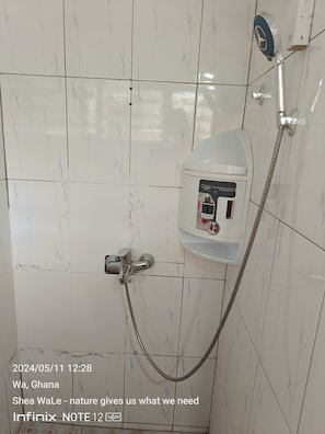 Een douche, een haardroger, een bidet, handdoeken