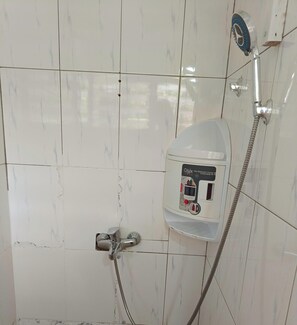 Douche, sèche-cheveux, bidet, serviettes fournies