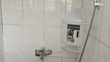 Dusche, Haartrockner, Bidet, Handtücher