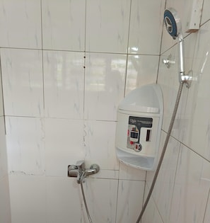 Regadera, secadora de cabello, bidet, toallas