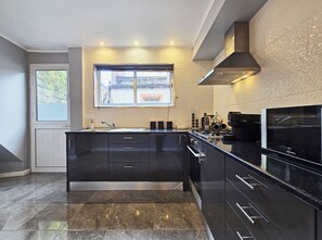 Fridge, microwave, oven, stovetop - Casa da Maré Azul (São Roque)