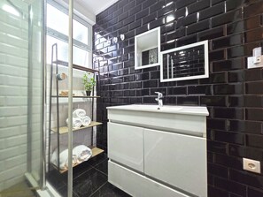 Shower, hair dryer, towels, toilet paper - Casa da Maré Azul (São Roque)