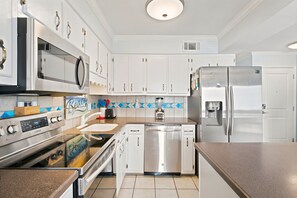 Wasserkocher mit Kaffee-/Teezubehör, Kühlschrank, Mikrowelle, Ofen