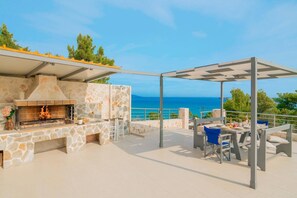Outdoor dining - Villa Delphini by Villa Plus (Ionian Islands)