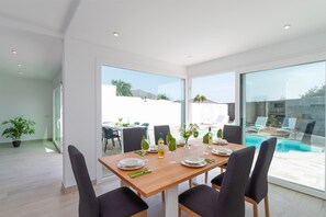 Outdoor dining - Villa Mercedes Luz by Villa Plus (Playa Blanca)