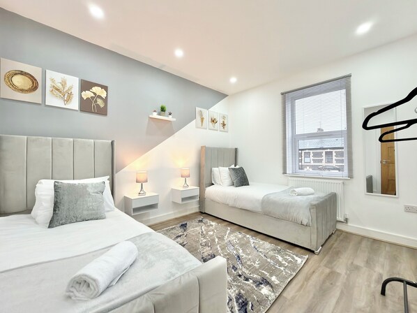 Tabla de planchar con plancha, wifi y ropa de cama 