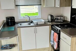 Fridge, microwave, oven, stovetop - Static Caravan Hoburne Devon Bay (Paignton)