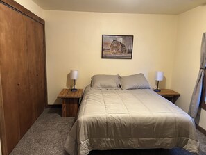 4 slaapkamers, een strijkplank/strijkijzer, gratis wifi, beddengoed