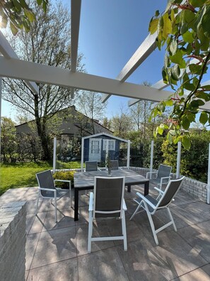 Outdoor dining - Vacation home Sommerflieder (De Cocksdorp)
