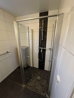 Shower, hair dryer, soap, toilet paper - Vacation home Sommerflieder (De Cocksdorp)