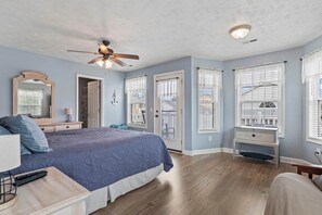 4 bedrooms, WiFi, bed sheets - Salty Vibes | Golf Cart | Linens | Ocean Lakes (Horry County)