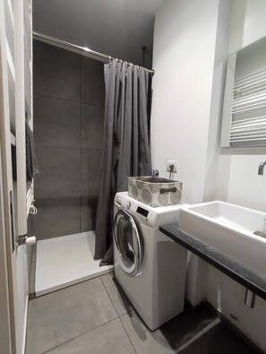 Shower, hair dryer, bidet, towels - VITRUVIO42 SUPERIOR - Apartment Central Station -max4 guests WiFi & AC (Milano)