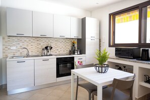 Private kitchen - Cozy Villa in the heart of Fontane Bianche, comfortable in quiet area (Fontane Bianche)